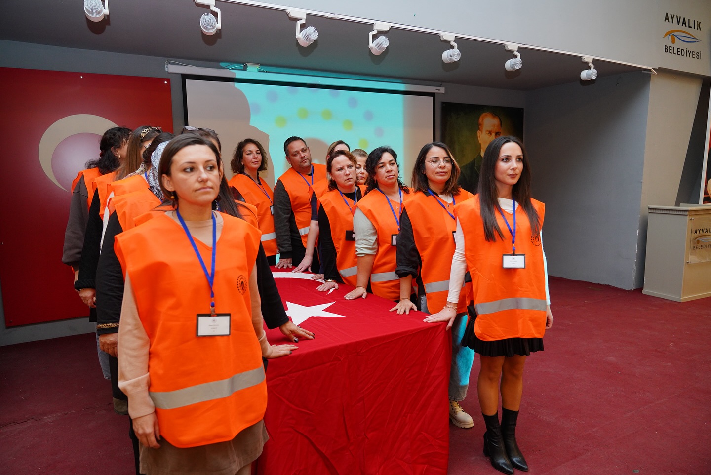 38 saatlik temel ilk yardım kursunu başarıyla tamamladılar.